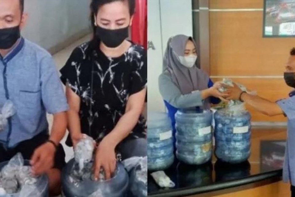 Người bán hàng rong Indonesia đi mua ô tô bằng tiền xu tiết kiệm Người bán hàng rong Indonesia đi mua ô tô bằng tiền xu tiết kiệm