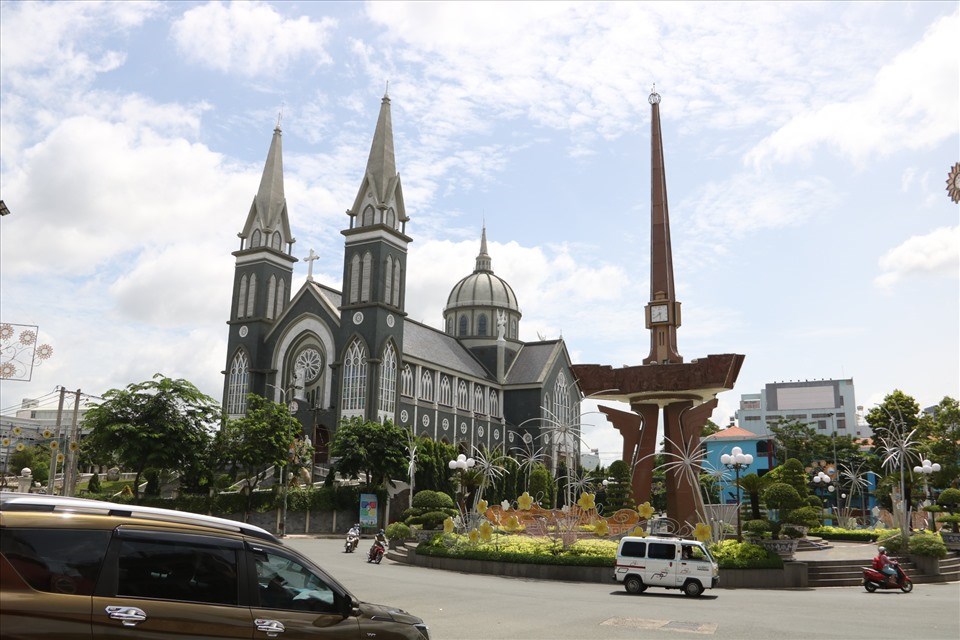 Thành phố Thủ Dầu Một trở lại trạng thái "bình thường mới" từ ngày 10.9 từng bước khôi phục sản xuất, phát triển kinh tế. Ảnh: Đình Trọng Thành phố Thủ Dầu Một trở lại trạng thái "bình thường mới" từ ngày 10.9 từng bước khôi phục sản xuất, phát triển kinh tế. Ảnh: Đình Trọng
