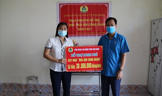 Lãnh đạo LĐLĐ tỉnh Thái Bình trao kinh phí hỗ trợ xây nhà mái ấm tặng đoàn viên. Ảnh Bá Mạnh