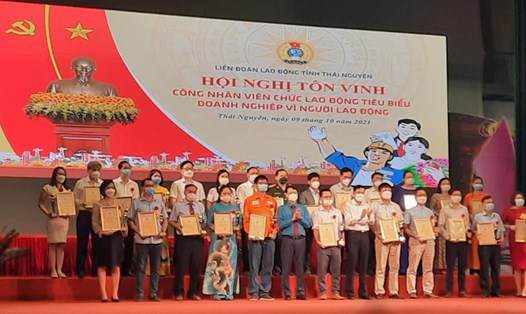 Lãnh đạo LĐLĐ tỉnh Thái Nguyên tặng bằng khen cho các đơn vị, cá nhân. Ảnh: CĐTN