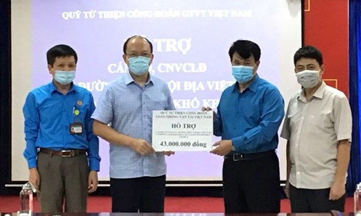 Ông Đỗ Nga Việt - Chủ tịch Công đoàn Giao thông Vận tải Việt Nam (thứ 2 từ phải sang) trao hỗ trợ cho đại diện CBCNV Cục Đường thủy nội địa Việt Nam có hoàn cảnh khó khăn, bị ảnh hưởng bởi dịch COVID-19. Ảnh: CĐCC