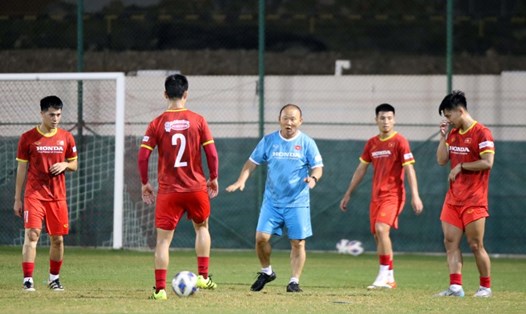 Huấn luyện viên Park Hang-seo và các học trò tập buổi đầu tiên tại Oman. Ảnh: VFF