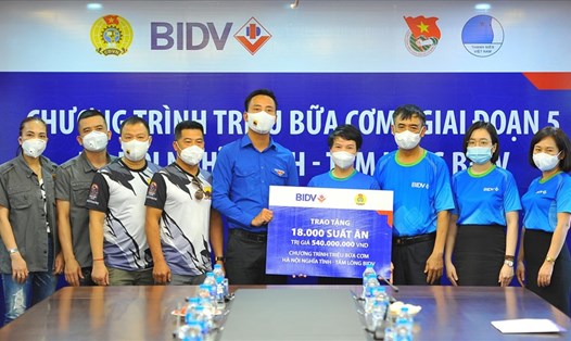 Đại diện BIDV đã ủng hộ 18.000 suất cơm để cùng Thành đoàn - Hội Liên hiệp Thanh niên TP. Hà Nội. Ảnh BIDV