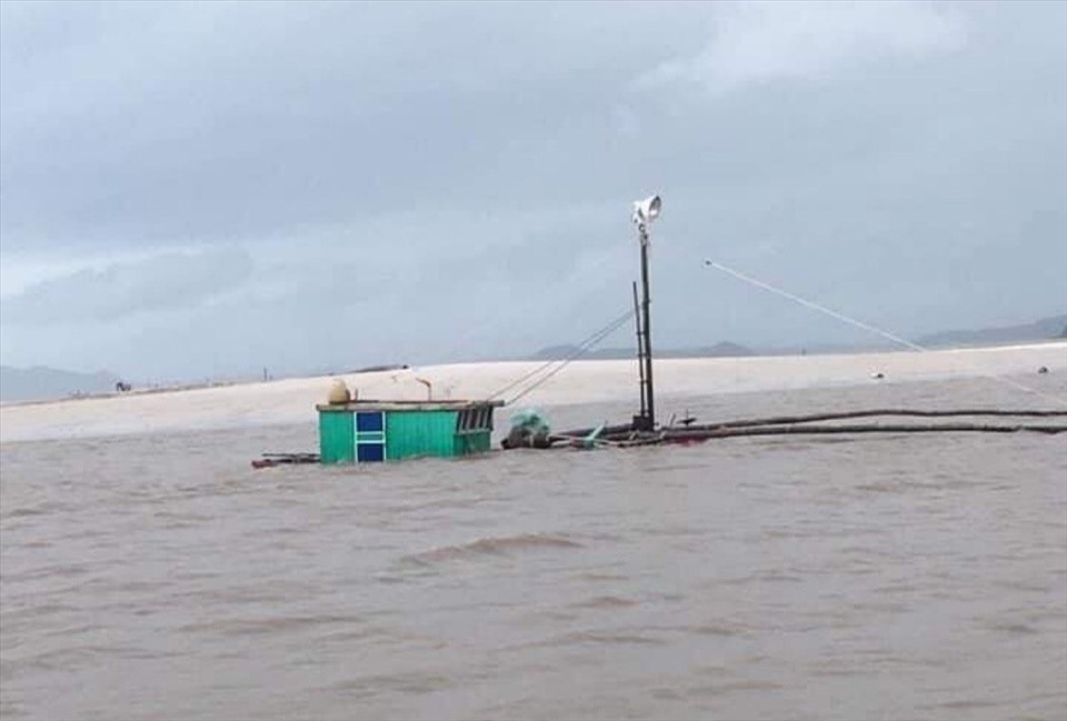 Tàu đánh cá của ngư dân bị đắm khi neo đậu ở Quan Lạn. Ảnh: CTV