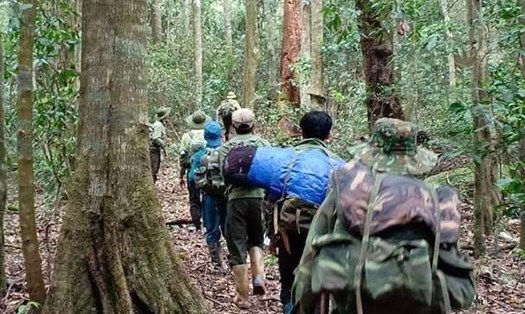 Người dân cùng cán bộ kiểm lâm Vườn Quốc gia Tà Đùng tuần tra bảo vệ rừng. Ảnh: Phan Tuấn