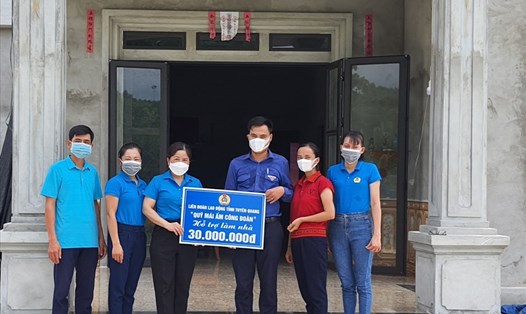 Đại diện LĐLĐ tỉnh Tuyên Quang trao hỗ trợ Mái ấm công đoàn cho gia đình đoàn viên. Ảnh: CĐTQ