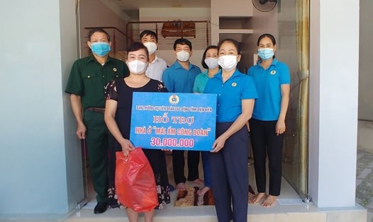 Bà Lầu Thị Thanh Hương - Phó Chủ tịch LĐLĐ tỉnh trao hỗ trợ nhà ở “Mái ấm công đoàn” cho gia đình chị Lý Thị Thoan.