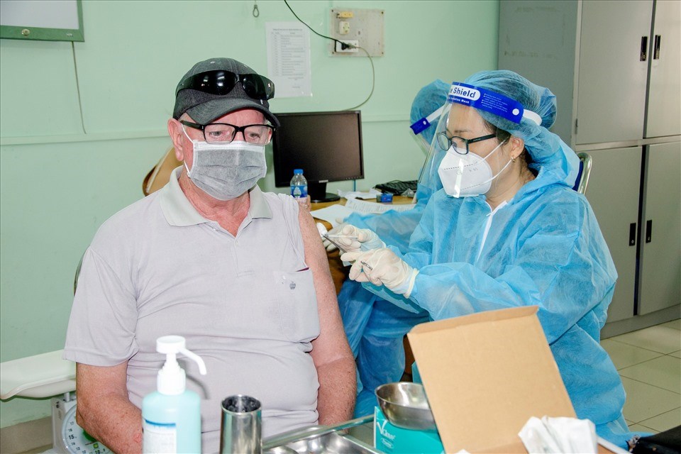 Tiêm vaccine cho người nước ngoài. Ảnh: T.T Tiêm vaccine cho người nước ngoài. Ảnh: T.T