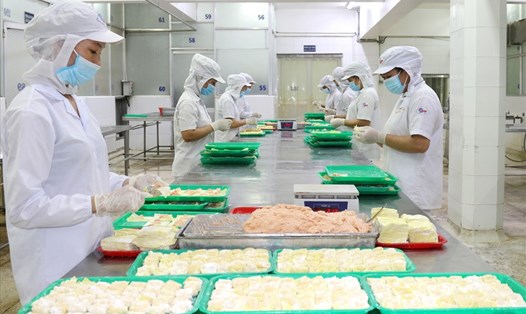 Công nhân Cty Kinh doanh Thủy hải sản Sài Gòn được chăm lo tốt trong thời gian dịch bệnh nên yên tâm trở lại làm việc. Ảnh: Đức Long