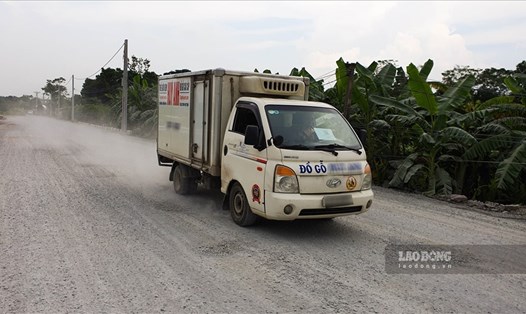 Đường ngang đê Đáy tỉnh lộ 419 do Liên danh Công ty Thiên Sơn và Công ty Đường bộ I Hà Tây thi công bị người dân phản ánh chất lượng không đảm bảo.