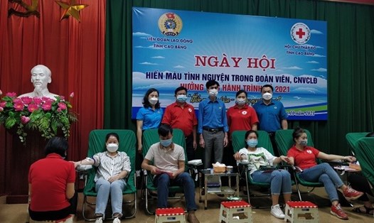 Đoàn viên, NLĐ tỉnh Cao Bằng tham gia hiến máu tình nguyện. Ảnh: CĐCB