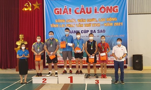 Bà Đồng Thị Nghĩa - Phó Chủ tịch LĐLĐ tỉnh Lai Châu, Phó Ban Tổ chức giải trao giải cho các vận động viên.