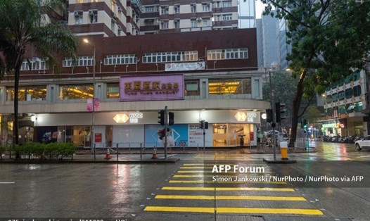 Đài quan sát Khí tượng Hong Kong đã đưa ra cảnh báo Kompasu cho tối ngày 11.10 khi cơn bão hiện đang cách thành phố 800km về phía nam. Ảnh: AFP