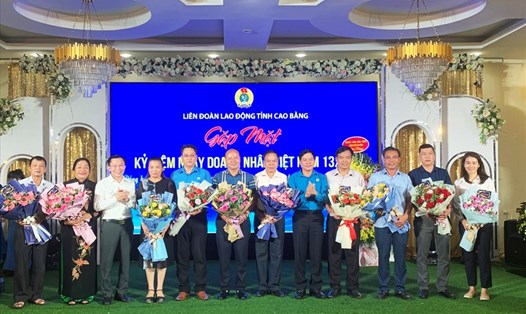 Lãnh đạo LĐLĐ tỉnh Cao Bằng tặng hoa lãnh đạo đơn vị, doanh nghiệp. Ảnh: CĐCB