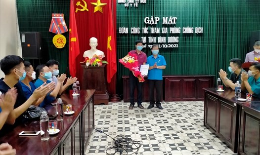 Trần Quang Vinh - Phó Chủ tịch Thường trực LĐLĐ Thừa Thiên Huế - đã tặng hoa và trao hỗ trợ số tiền 38 triệu đồng cho đoàn cán bộ y tế lên đường hỗ trợ Bình Dương chống dịch COVID-19. Ảnh: H.Hiền