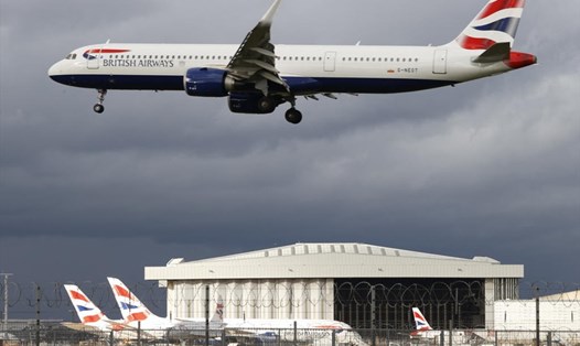 Máy bay của British Airways phải kéo dài hành trình từ London đi Hong Kong lên 36 tiếng thay vì 12 tiếng do vướng bão số 7 Lionrock. Ảnh: AFP