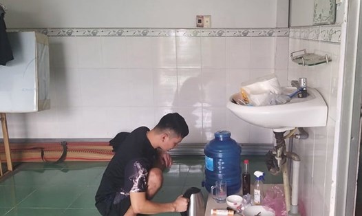 Anh Nguyễn Hữu Quyết nấu mì tôm ăn bữa trưa. Ảnh: Đỗ Phương