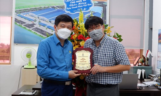 Chủ tịch LĐLĐ tỉnh Nghệ An tặng biểu trưng "Doanh nghiệp vì người lao động" cho ông Kim Hyung Joo, Giám đốc Công ty TNHH Havina Kim Liên (Nam Đàn). Ảnh: TT