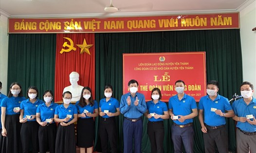 Chủ tịch LĐLĐ tỉnh Nghệ An trao thẻ cho 32 đoàn viên công đoàn cơ sở khối dân thuộc LĐLĐ huyện Yên Thành. Ảnh: Thanh Tùng