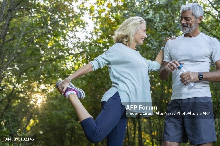 Bạn vẫn có thể giảm cân và có thân hình săn chắc sau tuổi 50 nếu kiên trì tập luyện. Ảnh: AFP