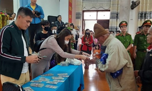 Nữ ca sĩ Thủy Tiên trao quà cho người dân ở huyện Triệu Phong. Ảnh: NV.