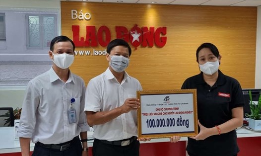 Ông Lê Văn Minh (giữa) - Chủ tịch CĐ EVNHCMC - trao 100 triệu đồng cho Chương trình "Vaccine cho công nhân" của Quỹ Xã hội từ thiện Tấm lòng Vàng Lao Động. Ảnh: Nam Dương