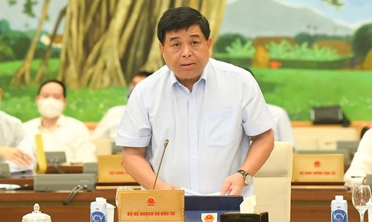 Bộ trưởng Bộ Kế hoạch và Đầu tư Nguyễn Chí Dũng trình bày các báo cáo. Ảnh: QH