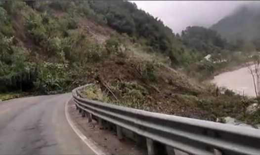 Trận lở đất xảy ra tại một con đường ven sườn núi ở thành phố Hán Trung, tỉnh Thiểm Tây, Trung Quốc. Ảnh: Chụp màn hình