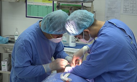 Bệnh nhân được tiểu phẫu để rút mủ do tiêm filler không rõ nguồn gốc. Ảnh Nguyễn Ly