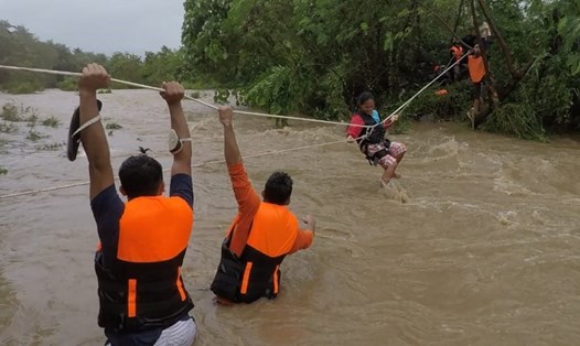 Lực lượng cứu hộ sơ tán người dân gần một con sông trong mưa lớn do bão Kompasu ở Gonzaga, tỉnh Cagayan, Philippines. Ảnh: Văn phòng Quản lý và Giảm thiểu Rủi ro Thiên tai Thành phố Gonzaga
