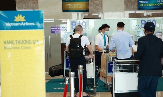 Sáng 10.10, sân bay Nội Bài đã có những vị khách đầu tiên. Ảnh: Hải Nguyễn
