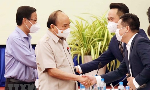 Chủ tịch nước Nguyễn Xuân Phúc gặp mặt các doanh nhân tiêu biểu.  Ảnh: TTXVN