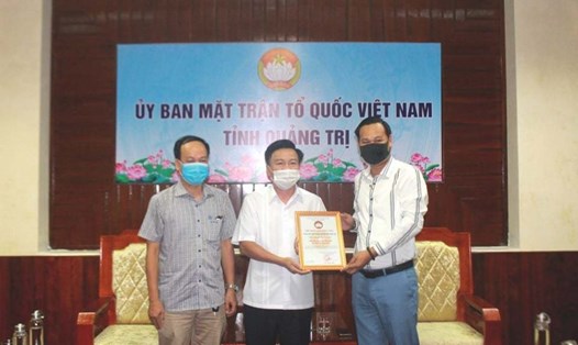 Người đại diện của nghệ sĩ Hoài Linh (bìa phải ảnh) trong lần trao 1 tỉ đồng cho Ủy ban Mặt trận Tổ quốc Việt Nam tỉnh Quảng Trị dịp cuối tháng 5.2021. Ảnh: MT.