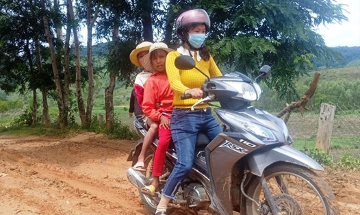 Một giáo viên ở xã Krong, huyện Kbang, Gia Lai đưa các em học sinh vùng sâu trở lại trường học. Ảnh T.T