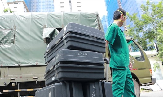 Các Bác sĩ Bệnh viện dã chiến thu dung điều trị COVID-19 số 16 "rút quân". Ảnh: Nguyễn Ly