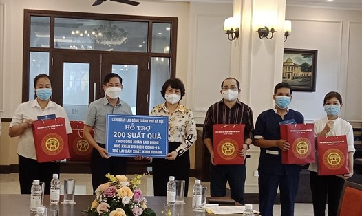Phó Chủ tịch LĐLĐ thành phố Hà Nội Phạm Bá Vĩnh (thứ 2 từ trái sang) trao quà, động viên người lao động Công ty khách sạn Hòa Bình. Ảnh: Ngọc Ánh