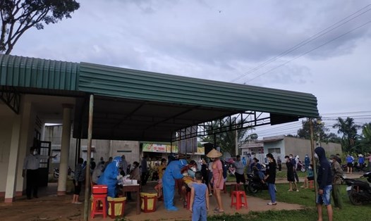 Lực lượng y tế tỉnh Đắk Lắk xét nghiệm cho người dân tại một ổ dịch COVID-19. Ảnh: T.X