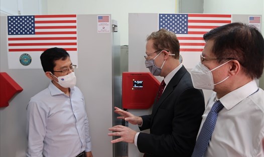 Viện Vệ sinh Dịch tễ, Bộ Y tế Việt Nam tiếp nhận tủ lạnh âm sâu do Mỹ trao tặng. Ảnh:  Vân Anh