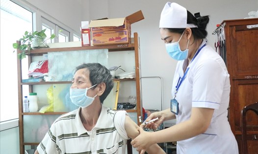 Lực lượng y tế tỉnh Đắk Lắk tiêm vaccine phòng COVID-19 cho công dân ở địa bàn TP.Buôn Ma Thuột. Ảnh: T.X
