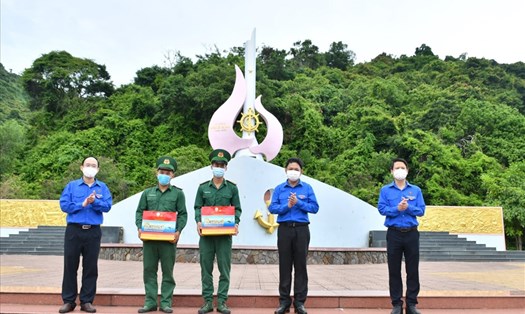 Thường trực Tỉnh Đoàn Phú Yên thăm Di tích lịch sử quốc gia Vũng Rô - kỷ niệm đoàn tàu không số và tặng cho các chiến sỹ đang làm nhiệm vụ