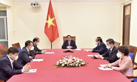 Thủ tướng Phạm Minh Chính điện đàm với Phó Tổng thống Thổ Nhĩ Kỳ Fuat Oktay chiều 12.10. Ảnh: VGP