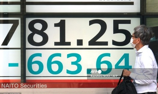 Một bảng điện tử hiển thị giá cổ phiếu của Sở giao dịch chứng khoán Tokyo ở Tokyo, Nhật Bản vào ngày 5.10.2021.