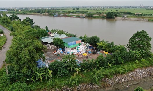 Sau khoảng 5 năm hoạt động không phép, gây ô nhiễm môi trường, đến nay cơ sở tái chế nhựa, sơ chế phế liệu tại xã Tân Phong (huyện Vũ Thư, Thái Bình) đã bị đình chỉ. Ảnh: T.D