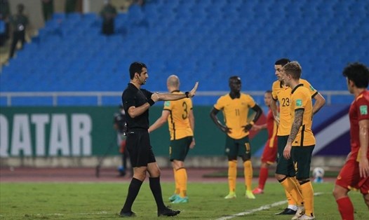Trọng tài Al-Jassim tiếp tục gây nên tranh cãi ở trận Nhật Bản - Australia sau khi đã có 1 quyết định gây phản ứng mạnh với tuyển Việt Nam trong tháng 9. Ảnh: Hoài Thu.