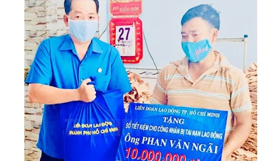 Phó Chủ tịch Liên đoàn Lao động TP Kiều Ngọc Vũ trao tặng sổ tiết kiệm cho công nhân bị tai nạn lao động