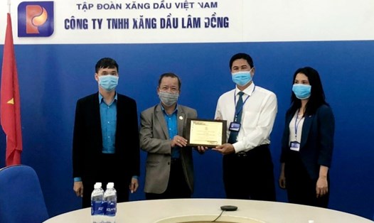 Chủ tịch LĐLĐ tỉnh Lâm Đồng, ông Hoàng Liên (thứ hai bên trái) chúc mừng doanh nghiệp và công đoàn Công ty Xăng dầu Lâm Đồng nhân ngày Doanh nhân Việt Nam. Ảnh Việt Quỳnh