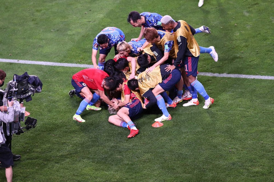 Tuyển Nhật Bản vui mừng khôn xiết khi đánh bại tuyển Australia 2-1. Ảnh: Nikkan.