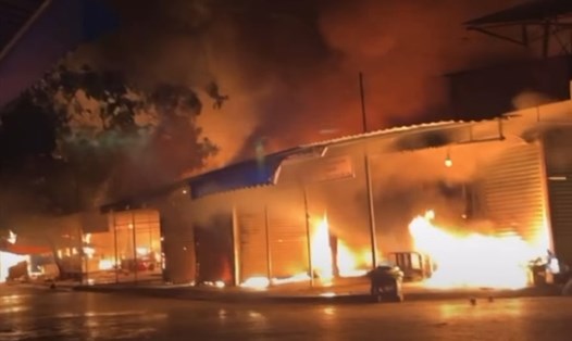 Hiện trường vụ cháy ở chợ Núi Đèo (Hải Phòng) đêm 12.10. Ảnh: CTV