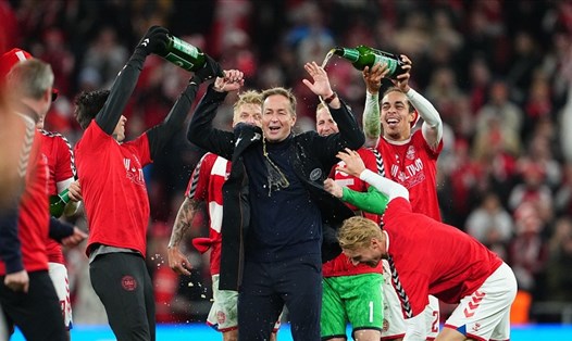 Niềm vui của người Đan Mạch sau khi chính thức giành vé dự World Cup 2022. Ảnh: AFP