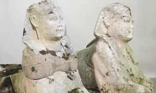 Hai bức tượng nhân sư Ai Cập. Ảnh:   Mander Auctioneers